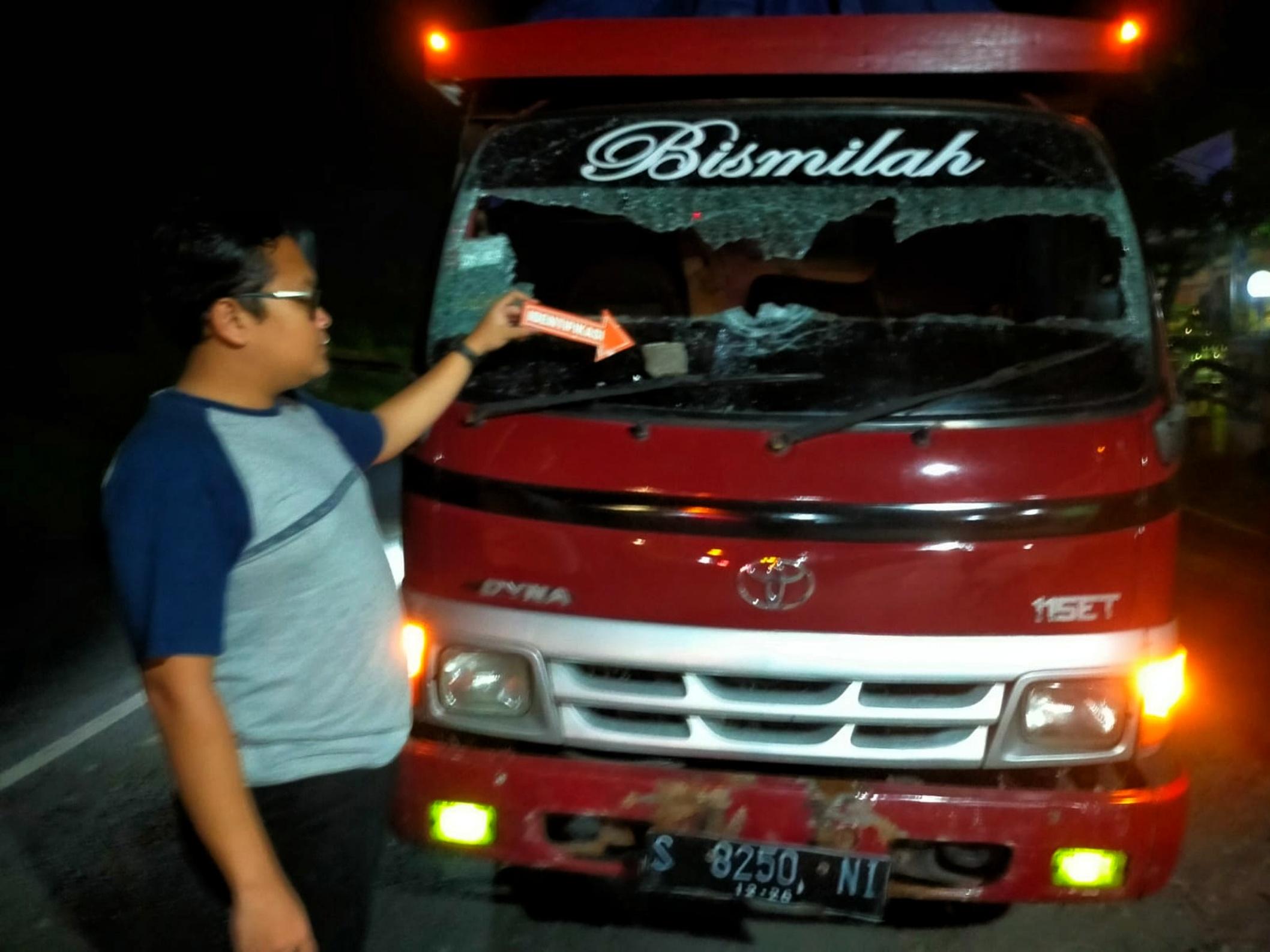 Teror Pelemparan Kaca dengan Batu di Mojokerto, 2 Truk jadi Korban