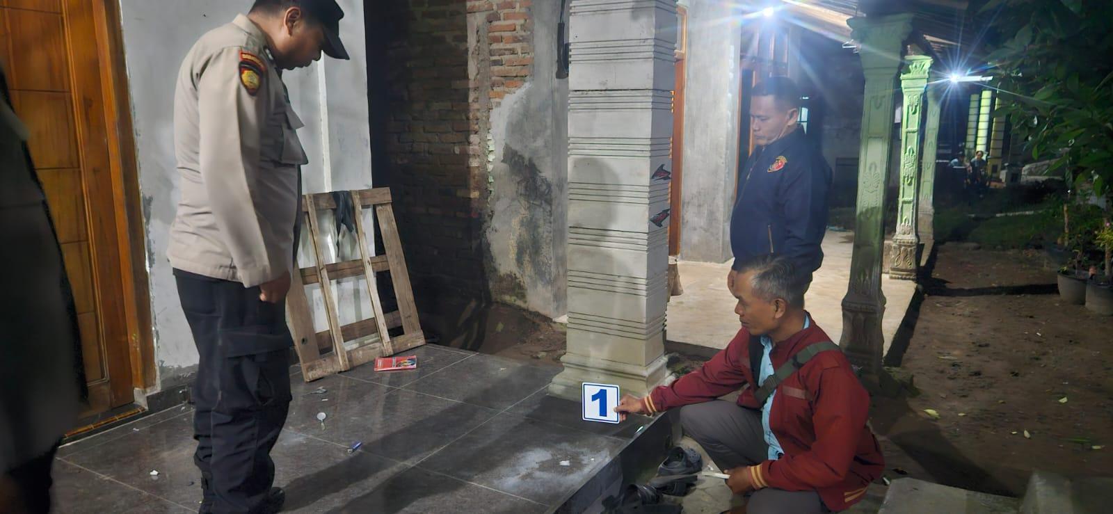 Polisi-melakukan-olah-TKP-ledakan-petasan-hingga-menyebabkan-4-bocah-luka-bakar.jpg