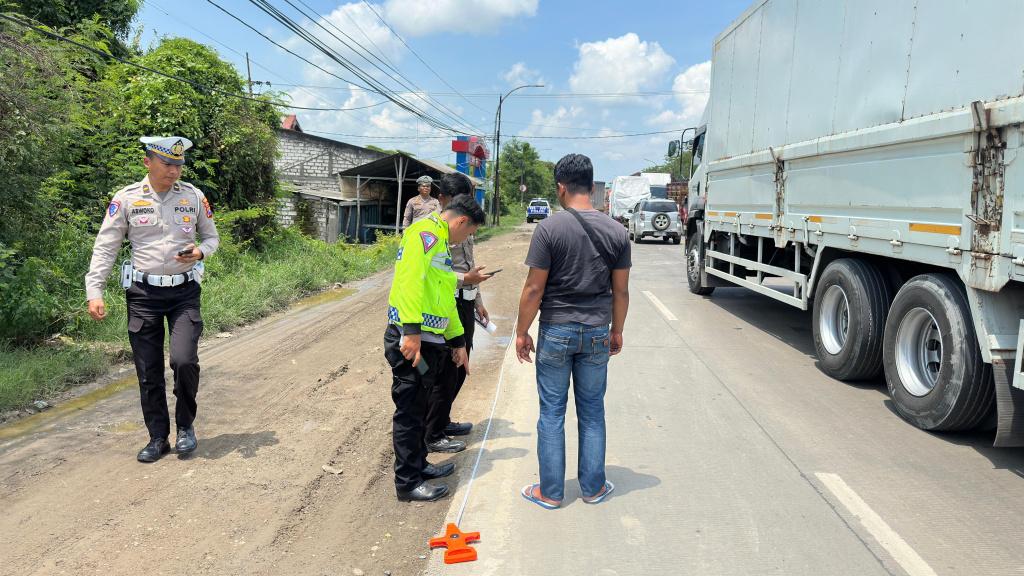 Ambil Haluan Terlalu ke Kanan, Bus Tabrak Pemotor hingga Tewas di Duduksampeyan Gresik