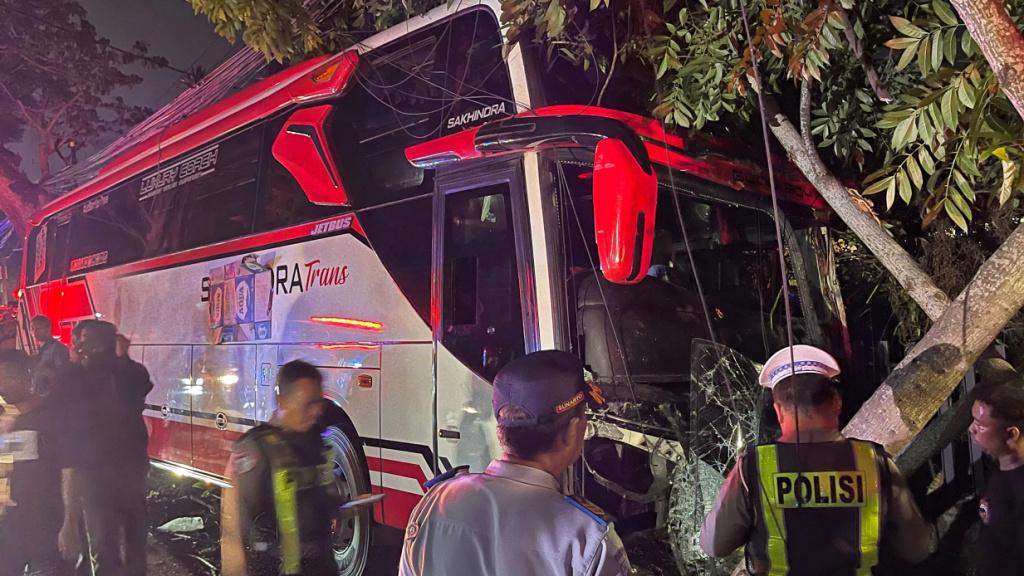 Polisi-olah-TKP-kecelakaan-bus-pariwisata-di-Batu.jpg