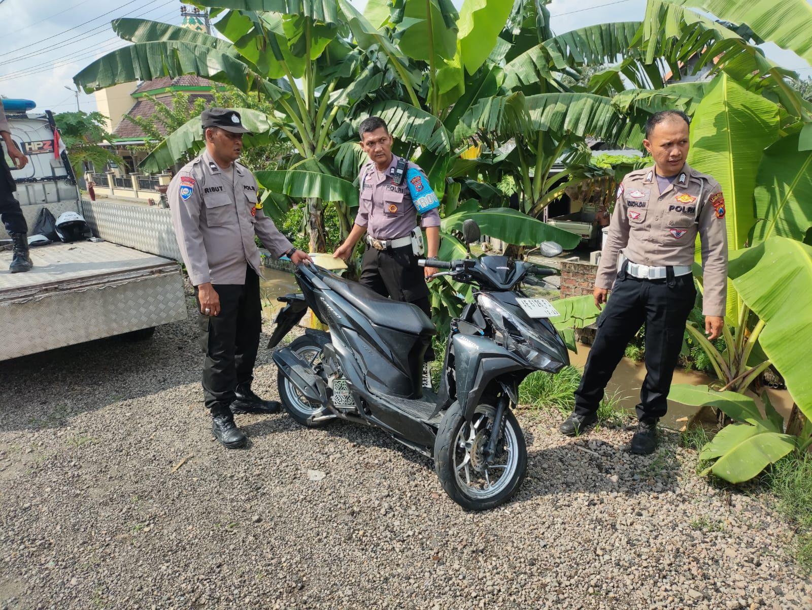 Polisi-olah-TKP-kecelakaan-di-jalan-raya-Mojokerto-Jombang.jpg