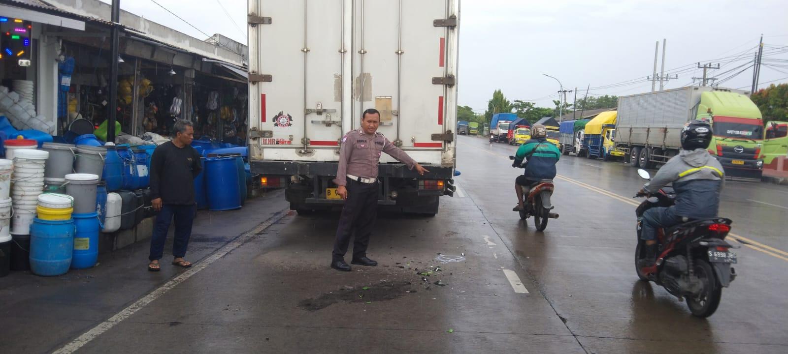 Pemotor Yamaha Jupiter asal Lamongan Tewas Tabrak Truk Parkir di Jalan Raya Duduksampeyan Gresik