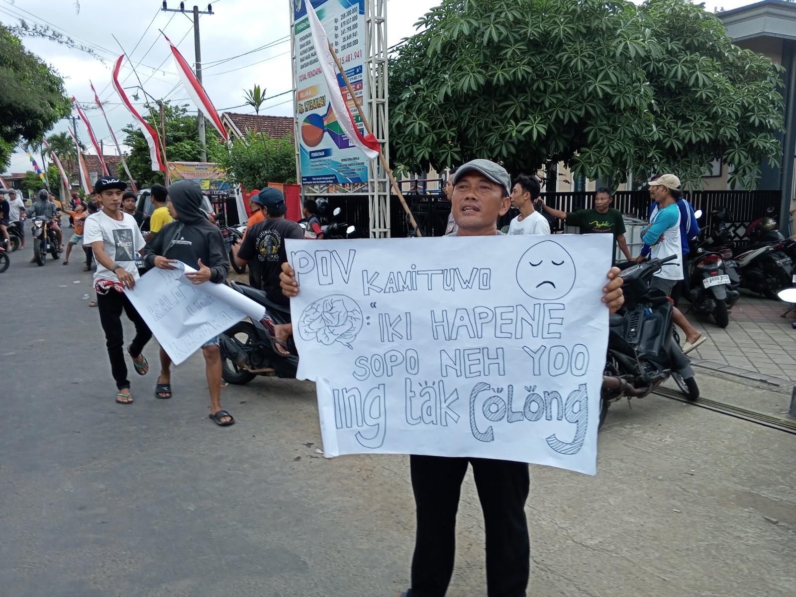 Protes-warga-Desa-Gempolan-Kecamatan-Pakel-menuntut-kepala-dusun-yang.jpg