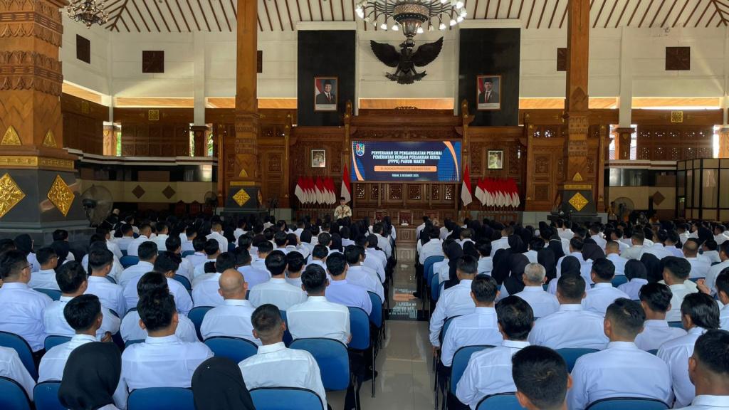 Ratusan-PPPK-Paruh-waktu-saat-terima-SK-di-Pendopo-Krida-Manunggal-Tuban.jpg