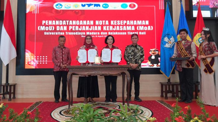 Rektor-UTM-Bangkalan-Prof-Dr-Safi-bersama-Dekan-Fakultas-Hukum-UTM-Dr-Erma-Rusdiana-2026.jpg