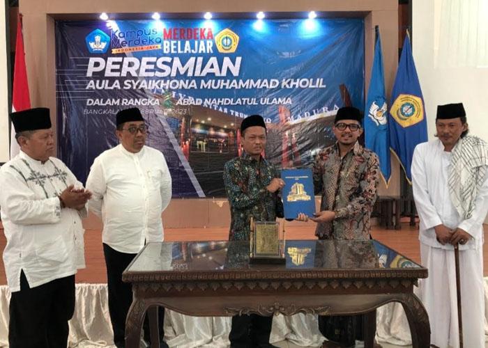 Rektor-UTM-Prof-Dr-Safi-SH-MH-resmikan-Aula-Pertemuan-Syaikhona-Mohammad-Kholil.jpg