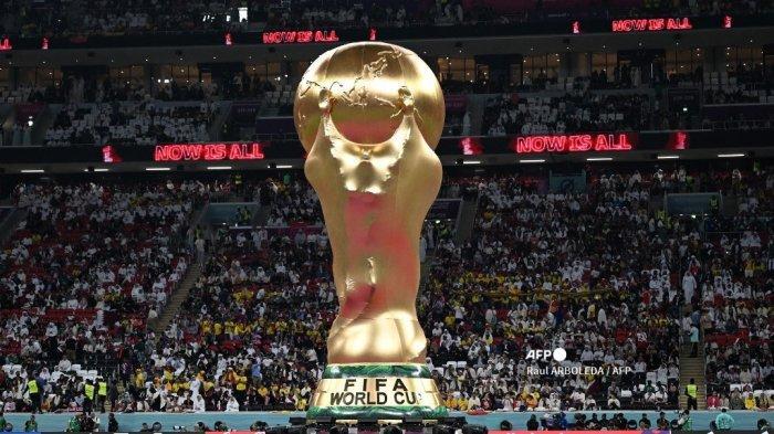 Replika-trofi-Piala-Dunia-FIFA-ditampilkan-di-Piala-Dunia-2022-Qatar.jpg