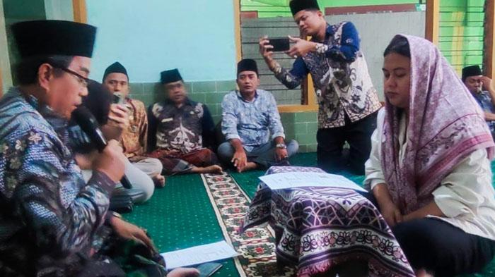 Rosa-Yolanda-Esther-mengucapkan-dua-kalimat-syahadat-di-Musala-Al-Ikhlas-Kemenag-Sampang.jpg