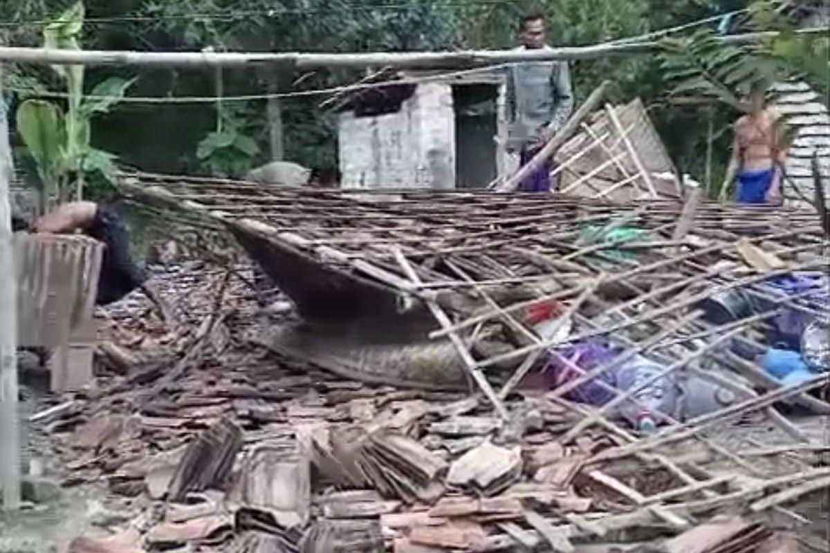 Rumah-ambruk-di-Sampang-Jumat-24102025.jpg