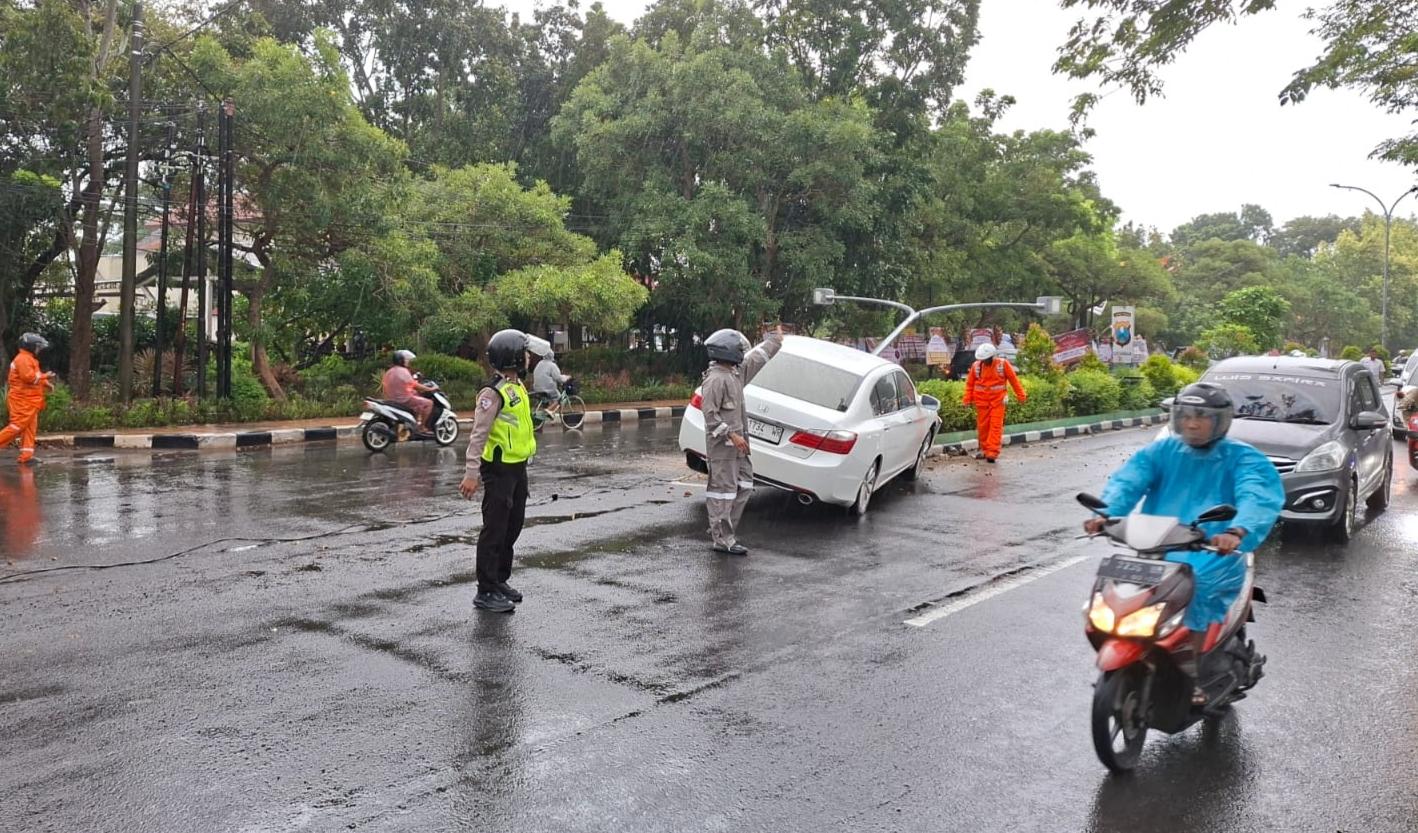 SELIP-Honda-Accord-nopol-N-1734-WR-menghantam-median-jalan-dan-tiang.jpg