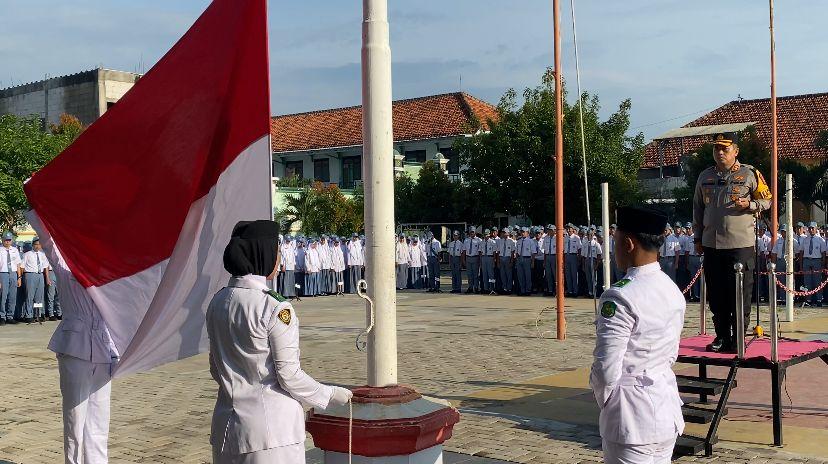 Saat-Kapolres-Sumenep-AKBP-Henri-Noveri-Santoso-jadi-pembina-upacara.jpg