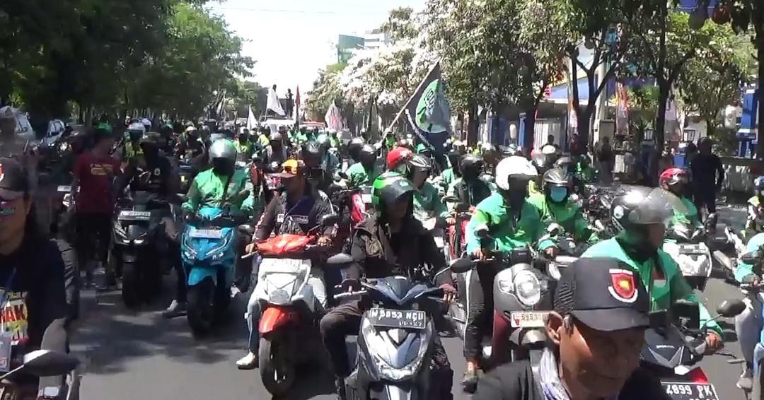 Saat-massa-aksi-ojek-online-berkumpul-di-depan-Gedung-Diskominfo-Jatim.jpg