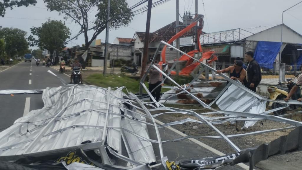 Salah-satu-kerusakan-akibat-angin-puting-beliung-di-Sukodadi-Lamongan.jpg