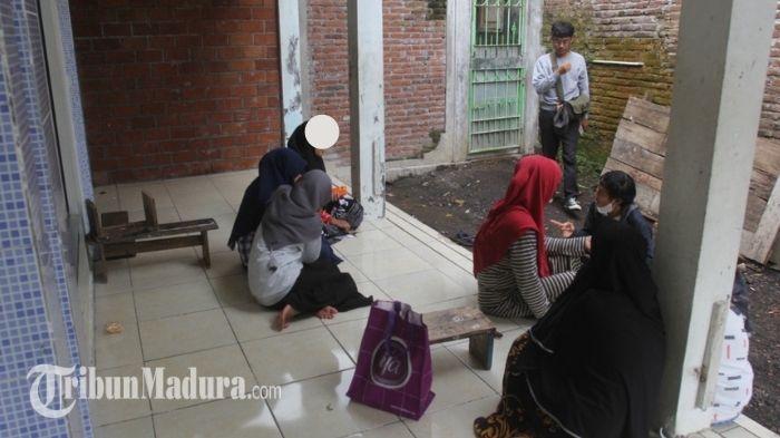 Santriwati-Pondok-Pesantren-di-Desa-Curah-Petung-Kecamatan-Kedungjajang-akan-pulang.jpg