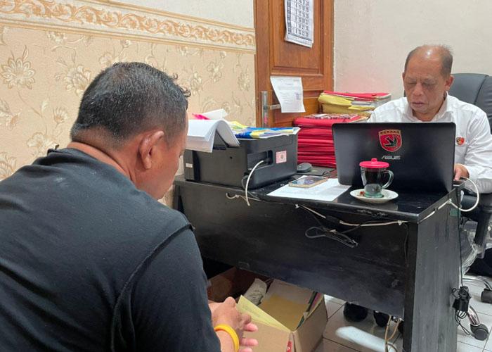 Satreskrim-Polres-Tuban-memeriksa-pelaku-pembacokan-perangkat-desa.jpg