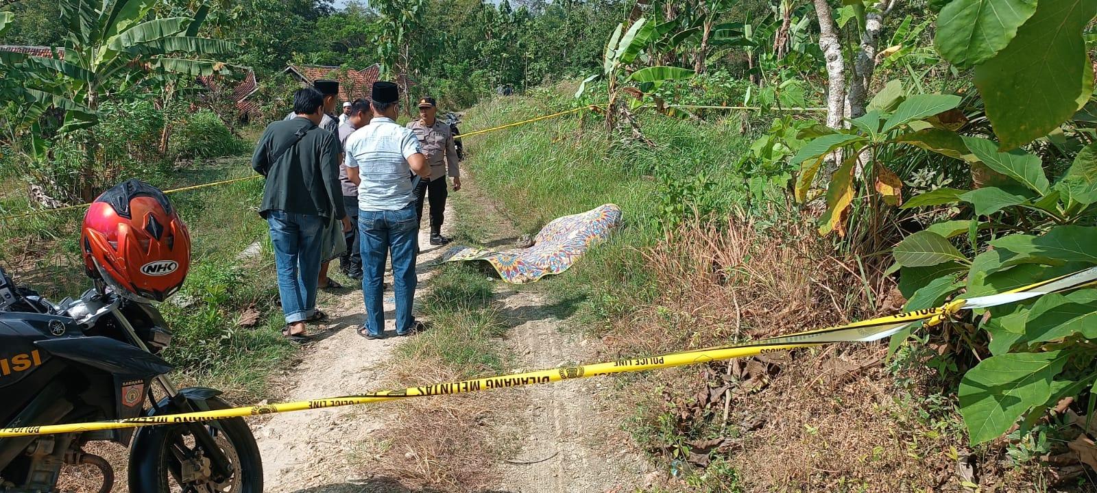 Sejumlah-anggota-polisi-saat-melakukan-olah-Tempat-Kejadian-Perkara-TKP-di-Desa-Plang.jpg