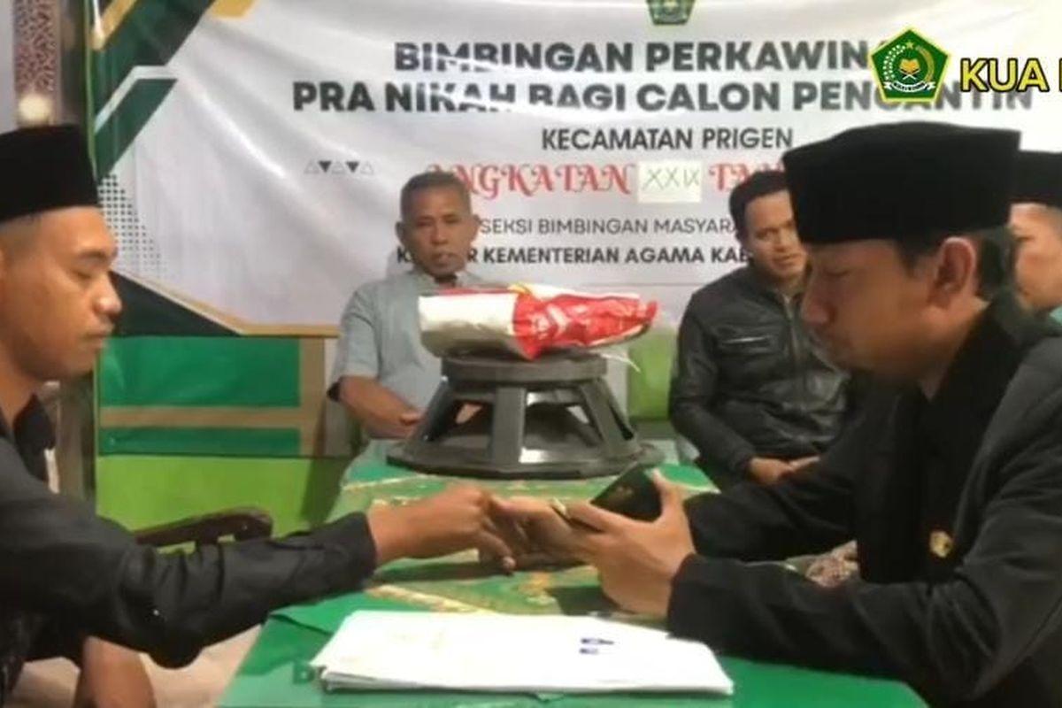 Seorang-pemuda-asal-Prigen-Kabupaten-Pasuruan-Jawa-Timur-memberikan-speaker.jpg
