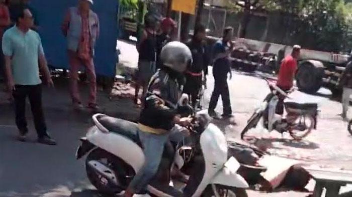 Sepeda-motor-dan-truk-Hino-terlibat-kecelakaan-maut-di-Surabaya-kecelakaan-di-Margomulyo-Indah.jpg