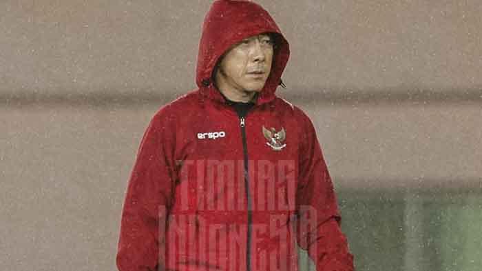 Shin-Tae-yong-hujan-hujanan-mendampingi-timnas-Indonesia-berlatih.jpg
