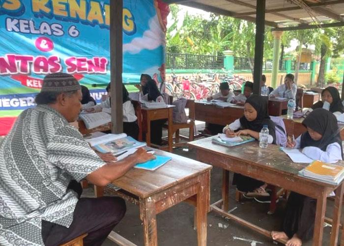 Siswa-SDN-Plosogenuk-1-Kecamatan-Perak-Jombang-belajar-di-parkiran-sekolah.jpg