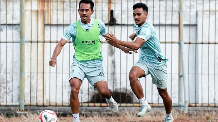 Skuad-Madura-United-menjalani-sesi-latihan-tim-di-Stadion-Gelora-Bangkalan.jpg