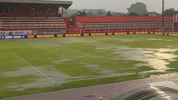 Stadion-Soepriadi-Blitar-dilanda-hujan-deras-pada-Senin-1722025-Lapangan-banjir-tergenang-air.jpg