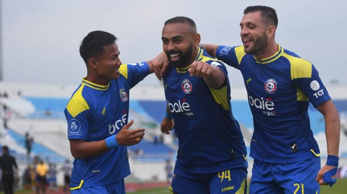 Striker-Arema-FC-Dalberto-merayakan-golnya-di-Stadion-Kanjuruhan.jpg