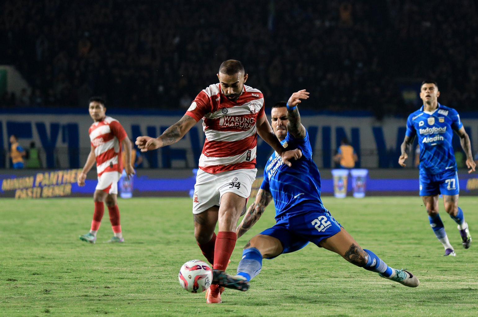 Striker-Madura-United-Dalberto-dihadang-pemain-Persib-Bandung-di-Stadion.jpg