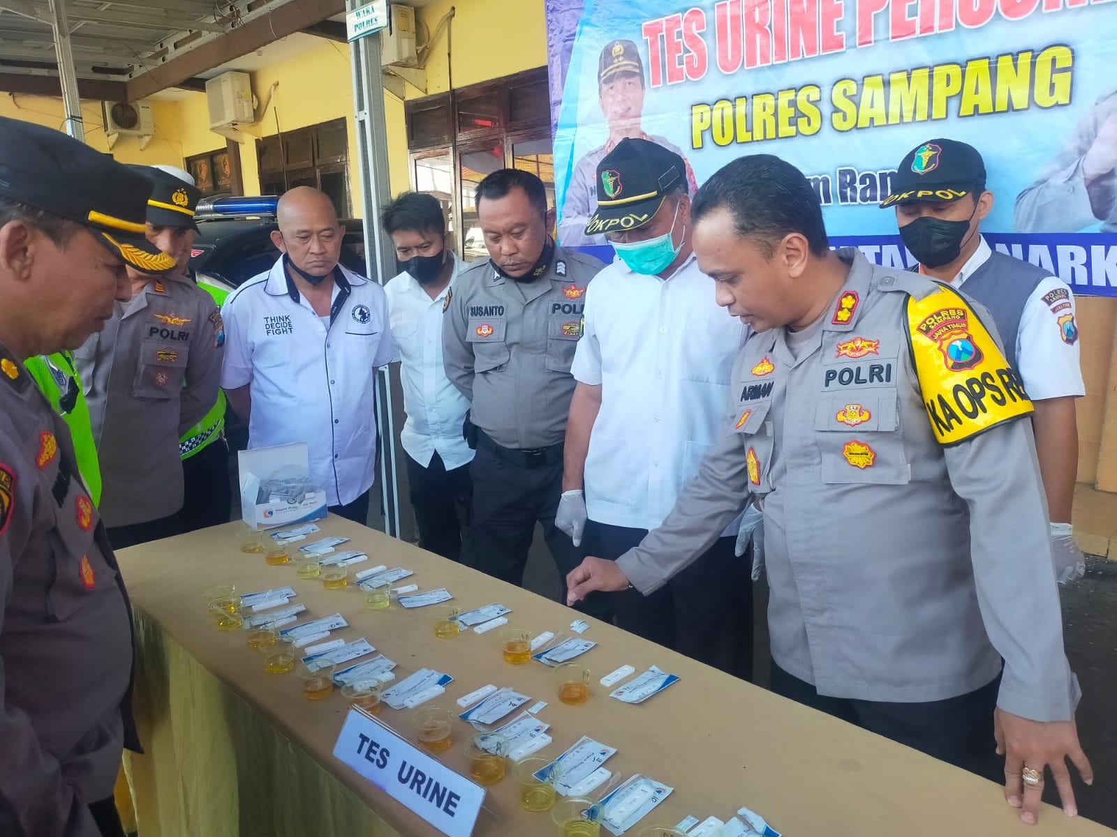Suasana-dramatis-saat-tes-urine-secara-mendadak-di-Mapolres-Sampang-Madura.jpg