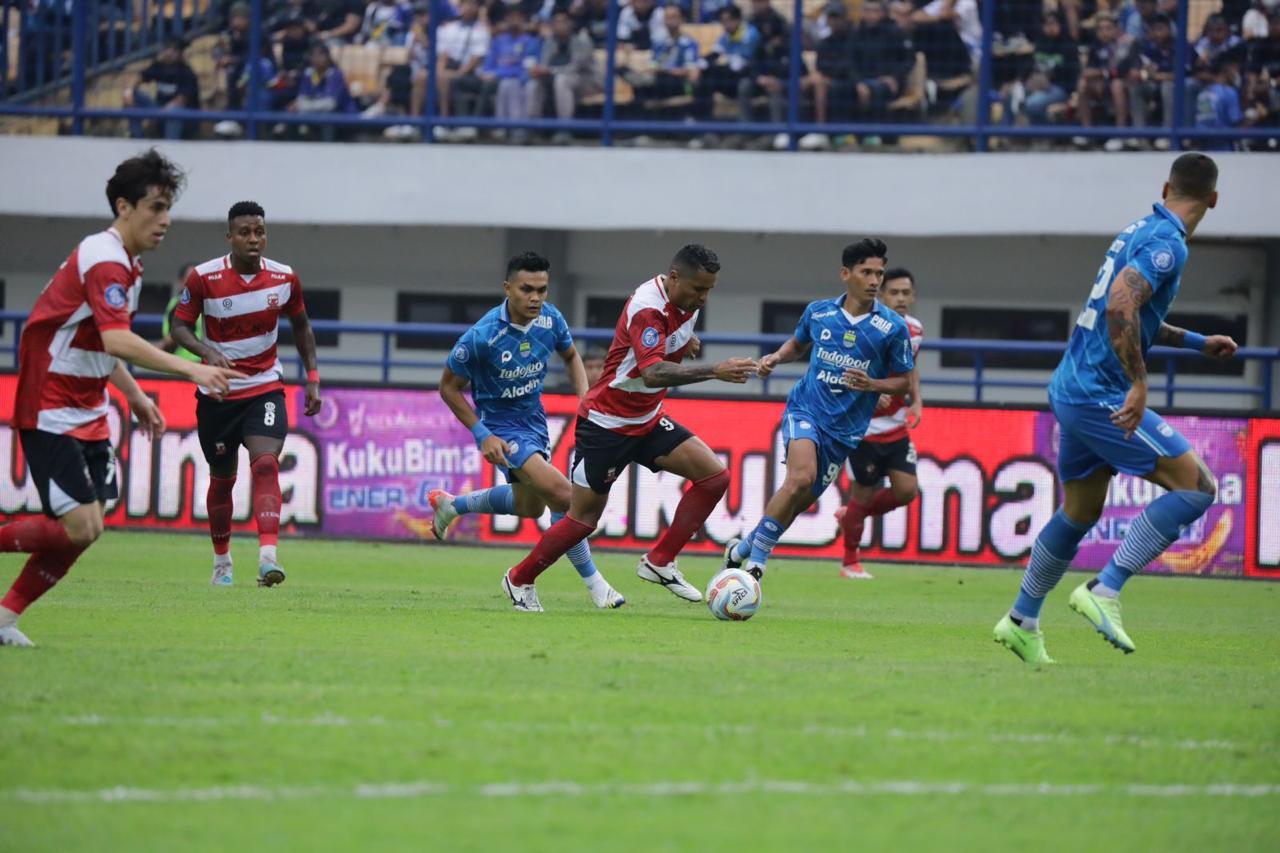 Suasana-saat-Madura-United-melawan-Persib-Bandung-di-Stadion-Gelora.jpg