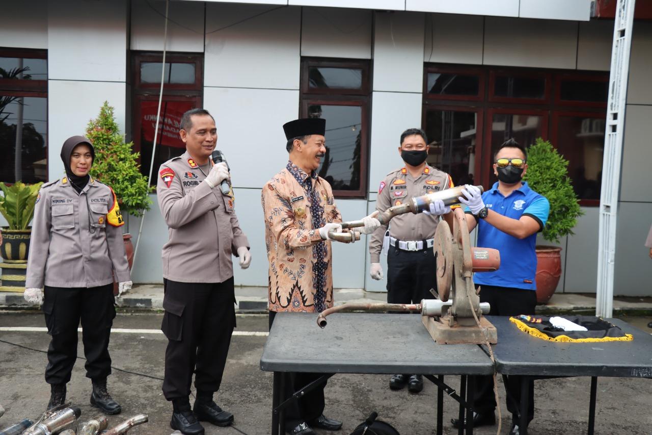 Polres Pamekasan Potong Ratusan Knalpot Brong, Bikin Bising Masyarakat saat Berkendara di Jalan Raya