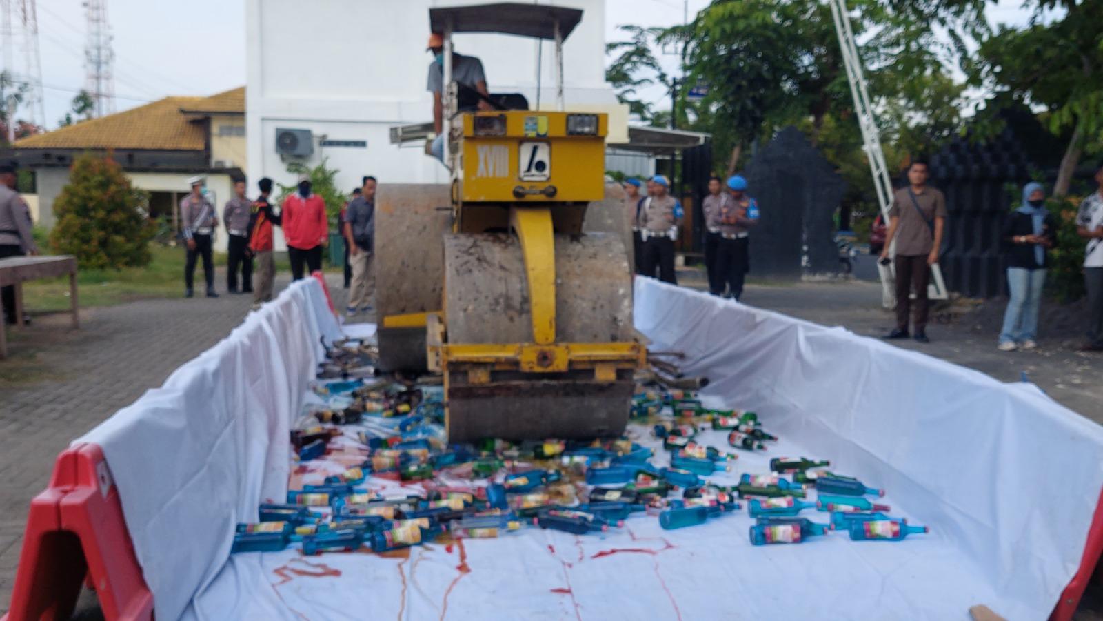 Ratusan Miras Hasil Operasi di Kawasan Terminal Sampang Dimusnahkan, Aroma Alkohol Tercium Tajam