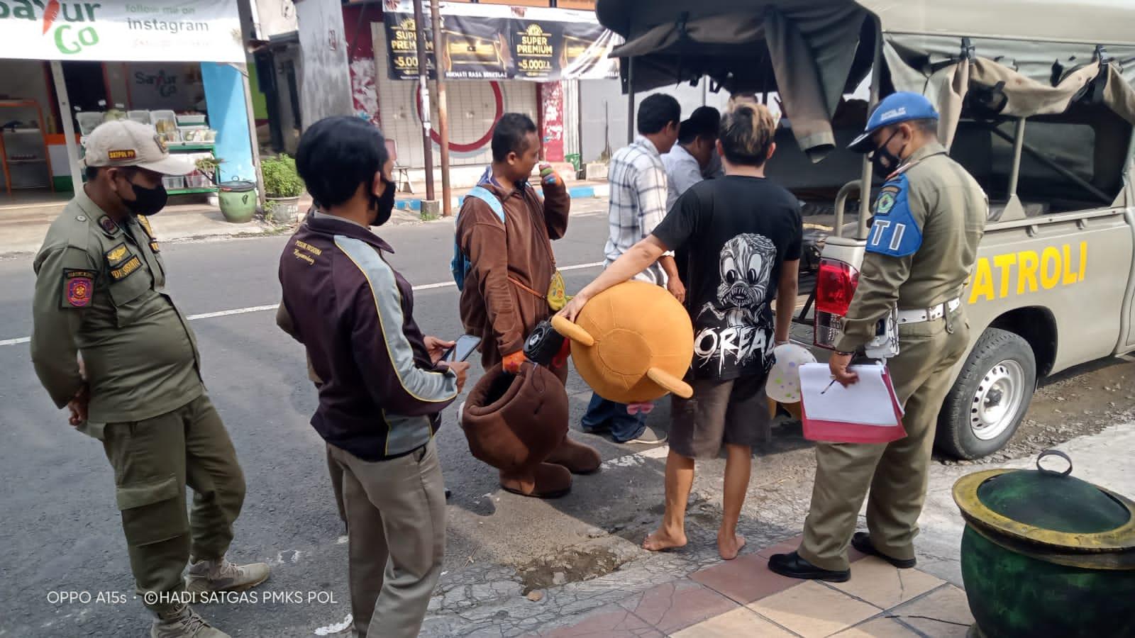 Satpol PP Pamekasan Amankan 26 Pengamen yang Mangkal di Lampu Merah, Ada Badut dan Manusia Silver