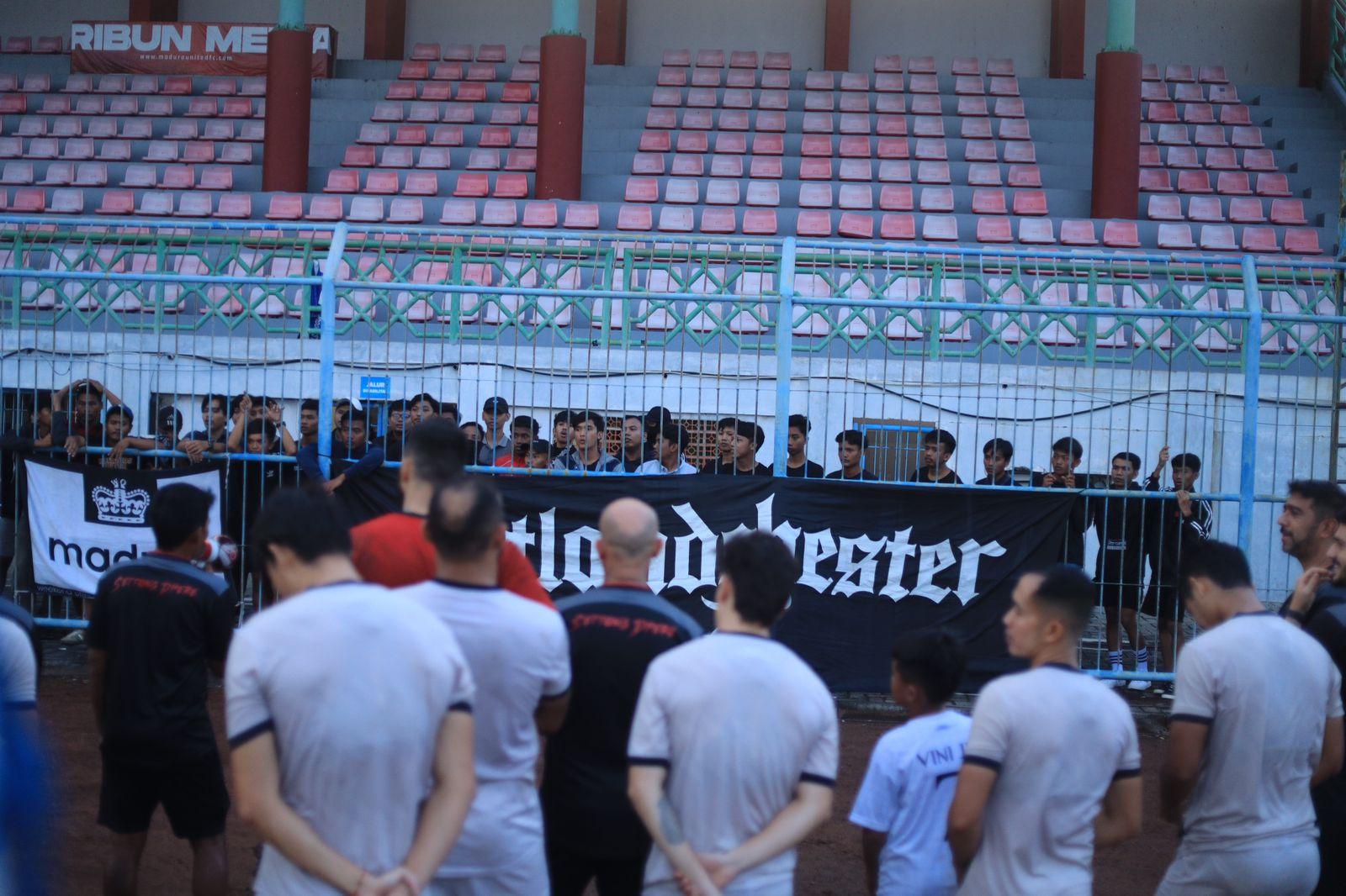 Suporter-Madura-United-saat-memberi-dukungan-langsung-pada-tim-di-Stadion.jpg