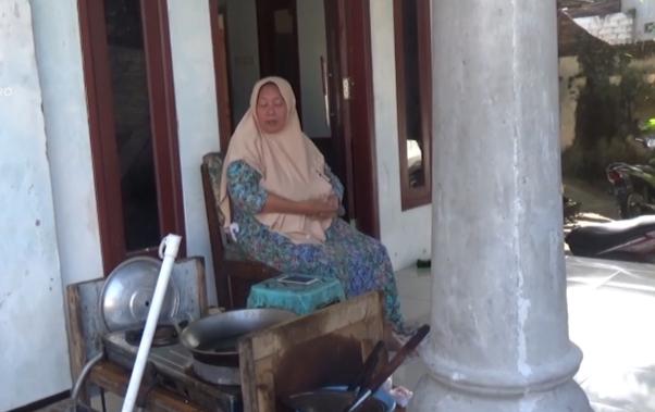 TAGIHAN-LISTRIK-PLN-Masruroh-ketika-ditemui-awak-media-di-kediamannya-d.jpg