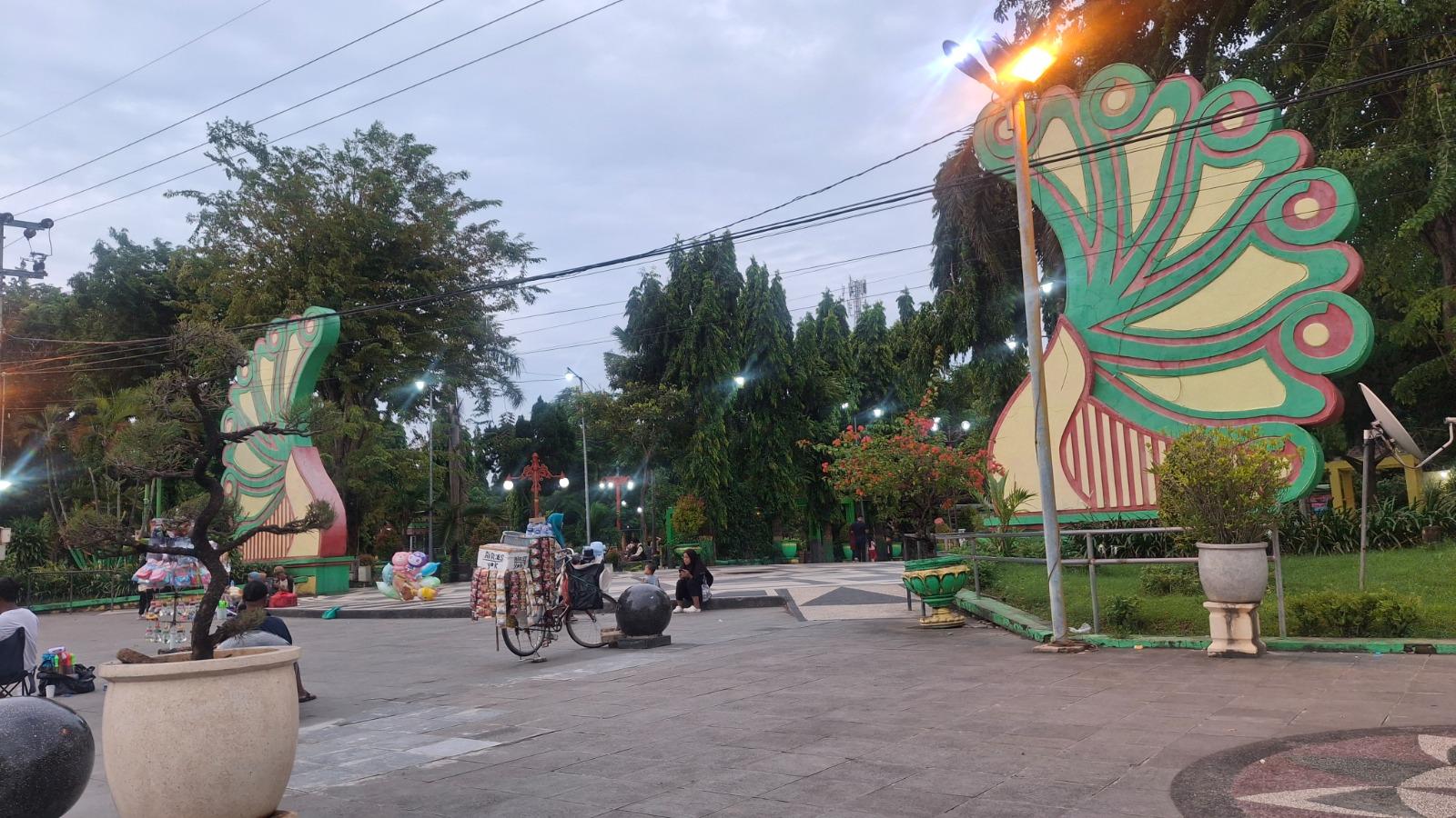 TAMAN-BUNGA-Tampak-pengunjung-sedang-santai-di-area-terbuka-hijau-taman.jpg