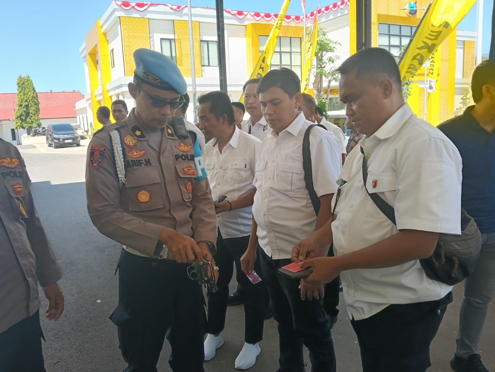 Tim Mitigasi Propam Polda Jatim Tes Urine dan Senpi Anggota Polres Pamekasan, Hasilnya Tak Terduga