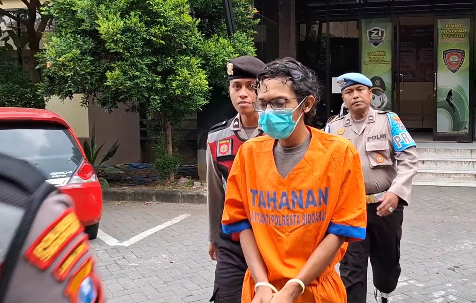 TERSANGKA-Pelaku-pembacokan-di-Jl-Majapahit-Sidoarjo-saat-diamankan.jpg