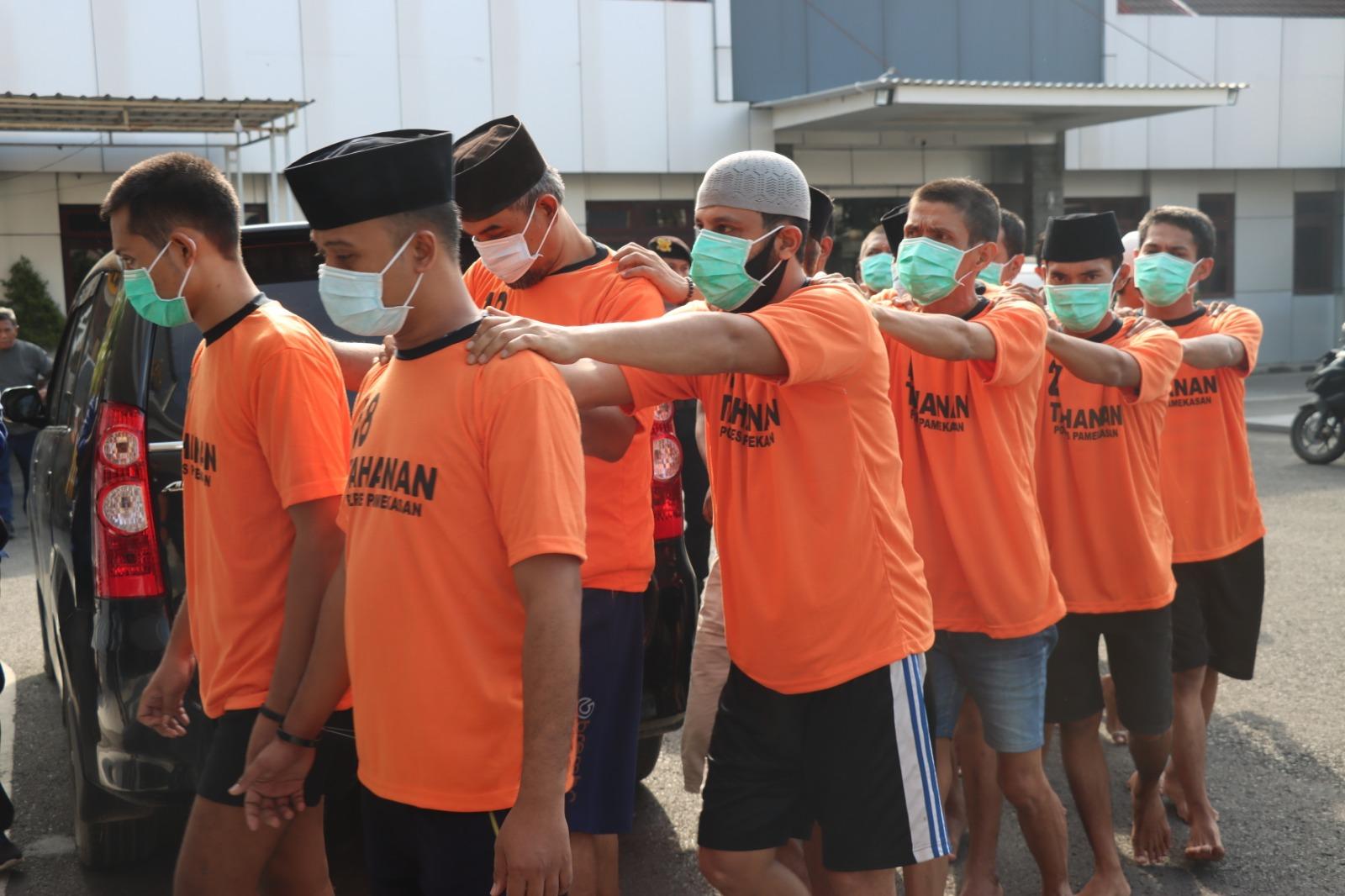 TERTUNDUK-17-tersangka-penyalahgunaan-narkoba-saat-digiring-masuk-ke-ruang.jpg