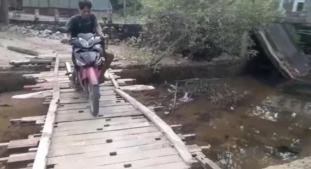 Jembatan Ambruk di Gili Genting Dibiarkan Lebih Sebulan, Warga Terancam Saat Air Pasang