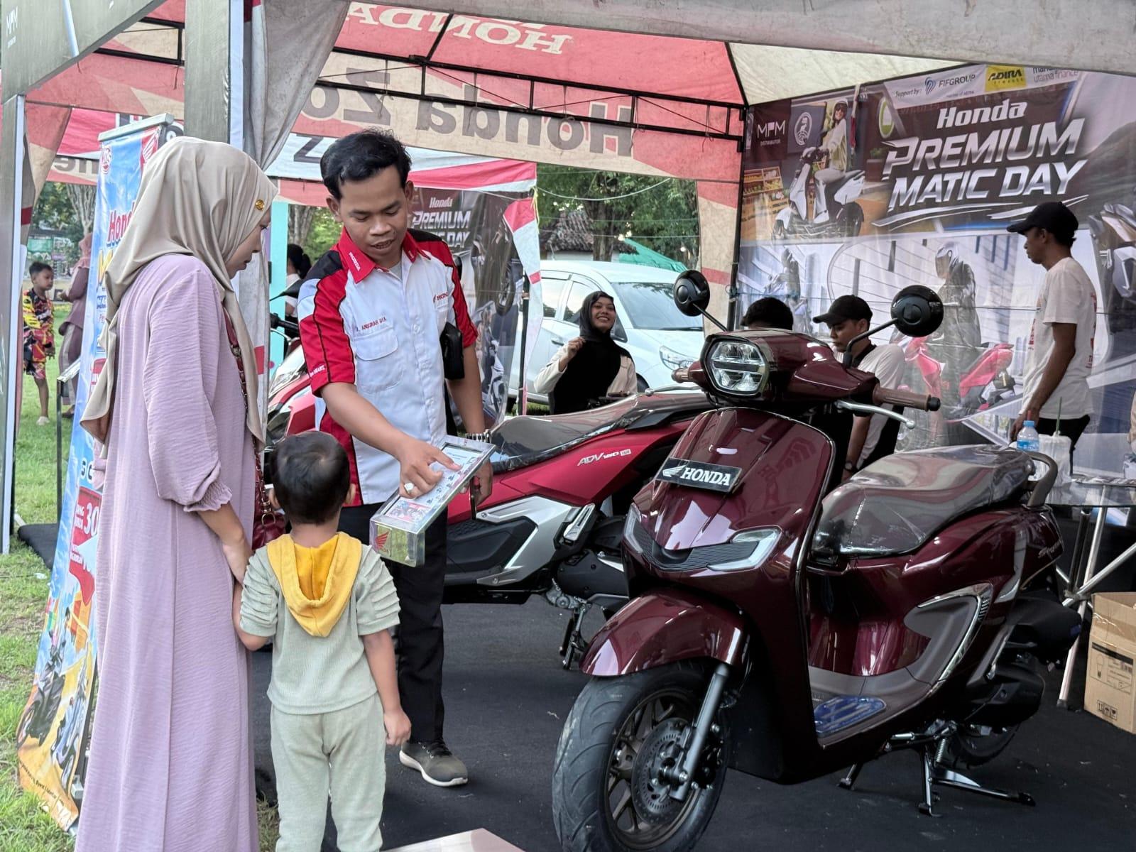Tampak-warga-saat-mengunjungi-stand-Honda-Premium-Matic-Day-di-sumenep.jpg