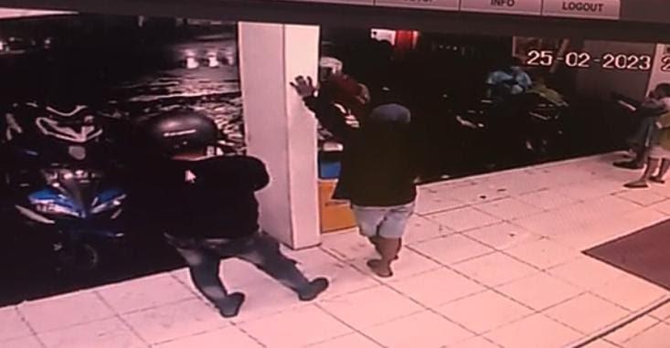 Modus Pura-Pura Berteduh, Dua Maling ini Gasak Motor Milik Kasir Minimarket: Terekam CCTV
