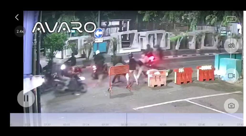 Tangkapan-layar-video-komplotan-begal-beraksi-di-wilayah-Gubeng.jpg