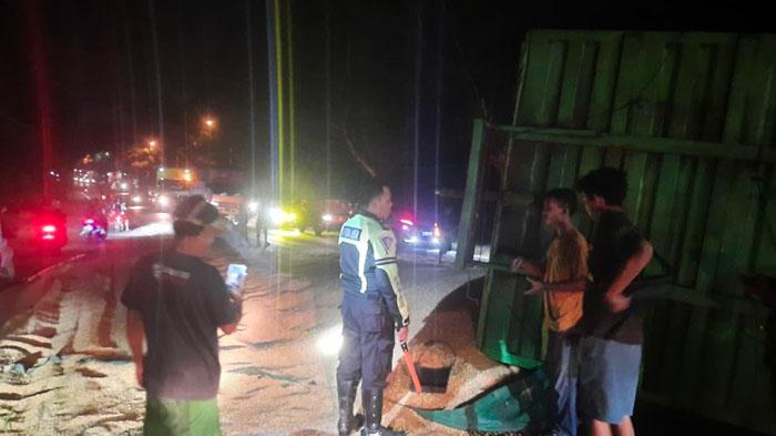 Terjadi-kecelakaan-di-Tuban-truk-gandeng-bermuatan-jagung-terguling-di-alas-pakah-tuban.jpg