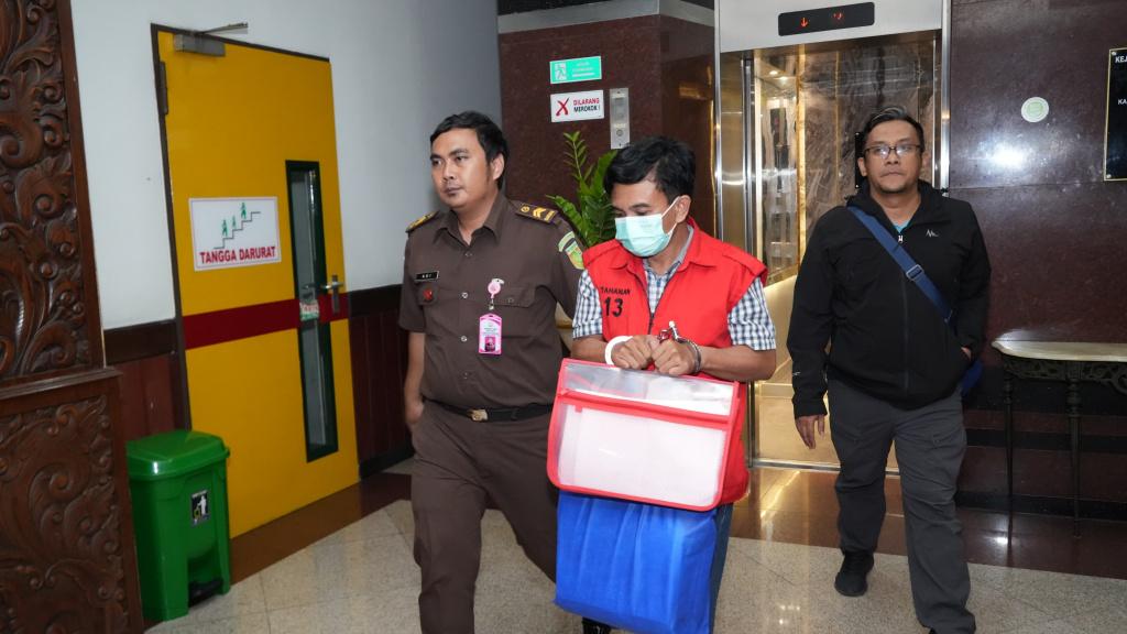 Tersangka-kasus-dugaan-korupsi-program-BSPS-Sumenep-2024-yang-ditahan-Kejati-Jatim.jpg