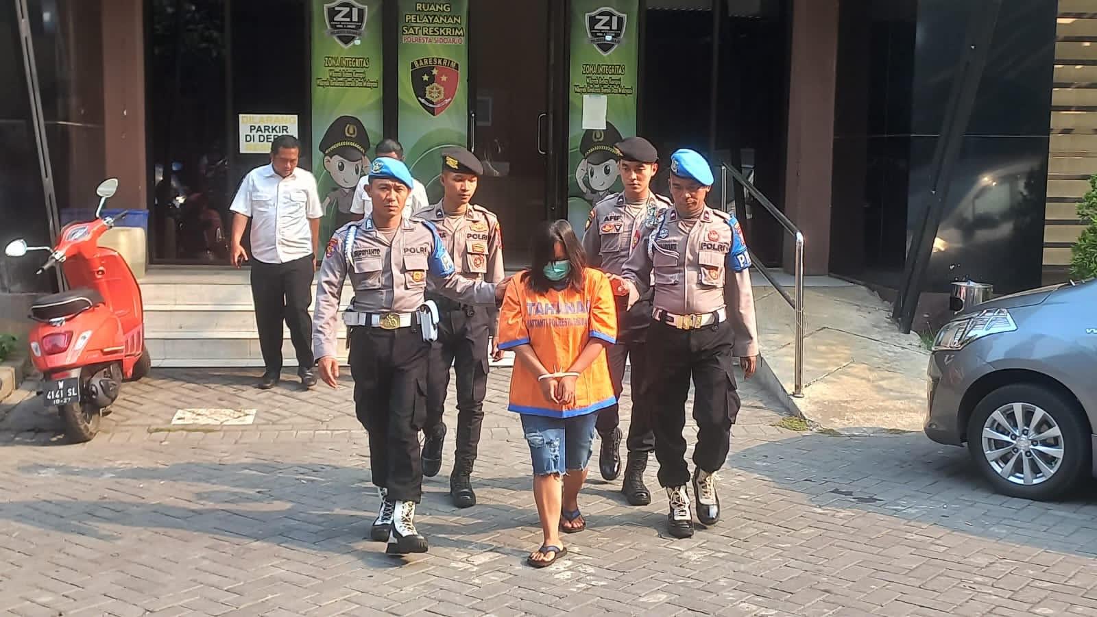 Tersangka-saat-digelandang-di-Polresta-Sidoarjo.jpg