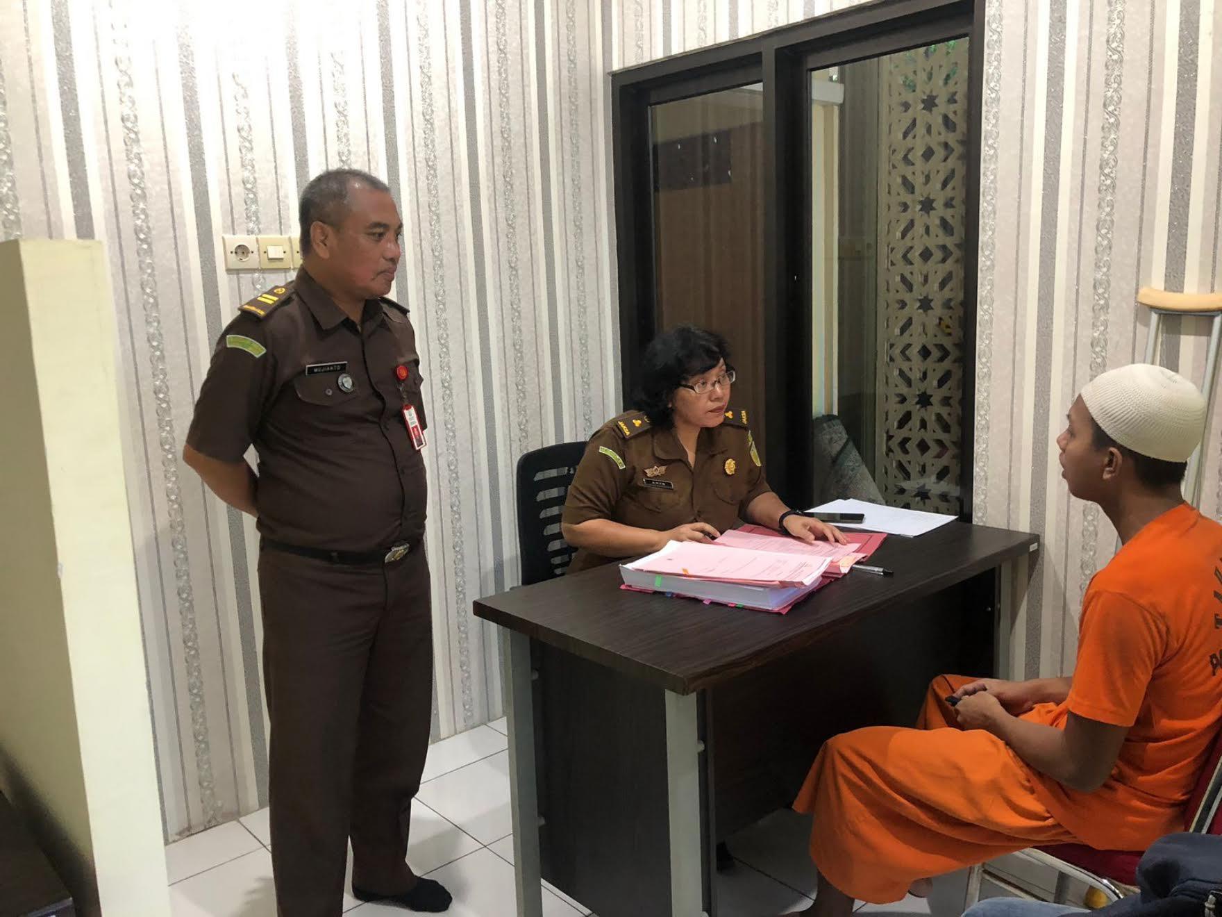 Tersangka-yang-bacok-mantan-pacarnya-hingga-meninggal-saat-berada-di-Kejaksaan-Negeri-Tulungagung.jpg