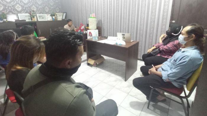 Tiga-pasang-bukan-suami-istri-diamankan-di-ruangan-Sat-Samapta-Polres-Mojokerto-Kota.jpg