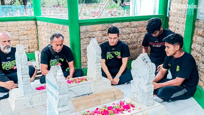 Tim-Pelatih-dan-perwakilan-pemain-Persebaya-saat-ziarah-ke-makam-pendiri.jpg