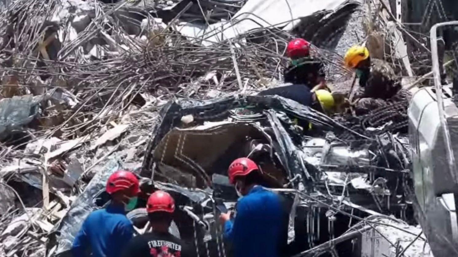 Tim-rescue-gabungan-di-tengah-mencari-korban-menemukan-mobil-Mercy.jpg